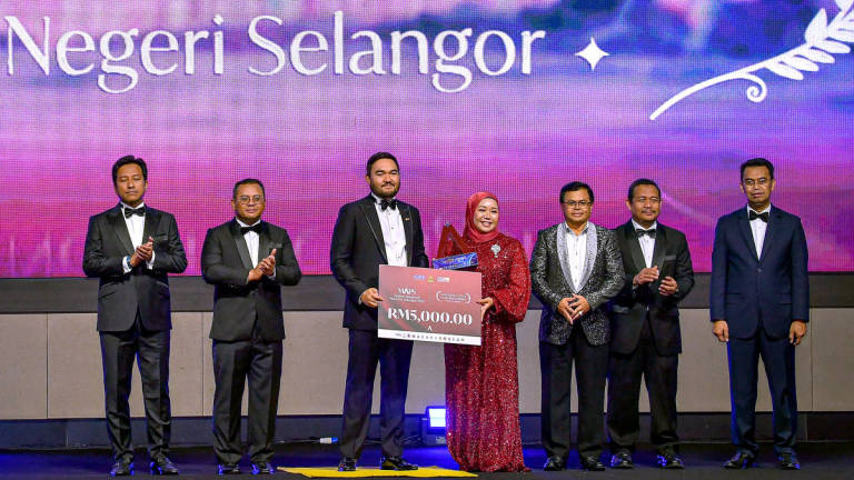 The Raja Muda of Selangor, Tengku Amir Shah (third from left), graciously presented the Selangor State Top Micro Entrepreneur Award to coffee entrepreneur Opu Kartinie Ramli (fourth from right) during the Selangor Platform Awards Night 2025 held here today. Also in attendance were the Selangor Chief Minister, Datuk Seri Amirudin Shari (second from left), Selangor State Executive Councillor for Youth, Sports and Entrepreneurship, Mohd Najwan Halimi (left), and the Chief Executive Officer of Menteri Besar Selangor (Incorporated) \[MBI], Datuk Saipolyazan M Yusop (right). – BERNAMA