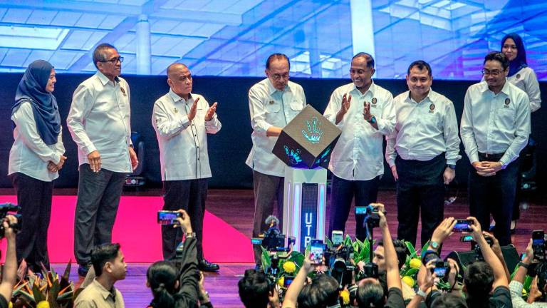 Perdana Menteri Datuk Seri Anwar Ibrahim (empat, kiri) menyempurnakan sesi Peluncuran Panel Solar Bumbung Tunggal Terbesar di Malaysia pada Program Temu Anwar Bersama Pelajar Universiti Teknologi PETRONAS (UTP) hari ini. Turut hadir Menteri Besar Perak Datuk Seri Saarani Mohamad (tiga, kiri), Menteri Pengajian Tinggi Datuk Seri Dr Zambry Abd Kadir (lima, kiri) dan Ketua Setiausaha Negara Tan Sri Shamsul Azri Abu Bakar (dua, kiri). - BERNAMA