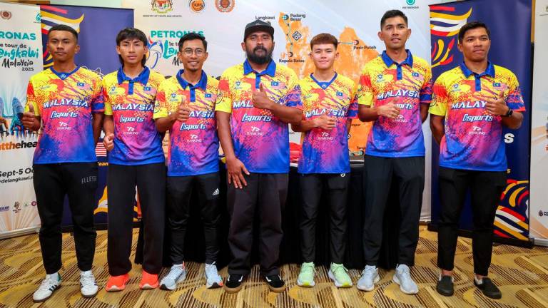 Ketua Jurulatih Mohd Yusof Abdul Nasir (tengah) bersama skuad berbasikal lebuh raya kebangsaan pada majlis Pengumuman Skuad Lebuhraya Kebangsaan ke Le Tour de Langkawi (LTdL) 2025 di Majlis Sukan Negara hari ini - fotoBERNAMA