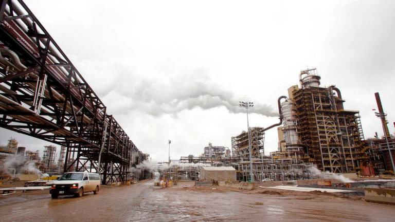 FILE PHOTO: A truck drives down a street at Syncrude’s oil sands operation on May 23, 2006 near Fort McMurray, Alberta. REUTERS/Todd Korol/File Photo