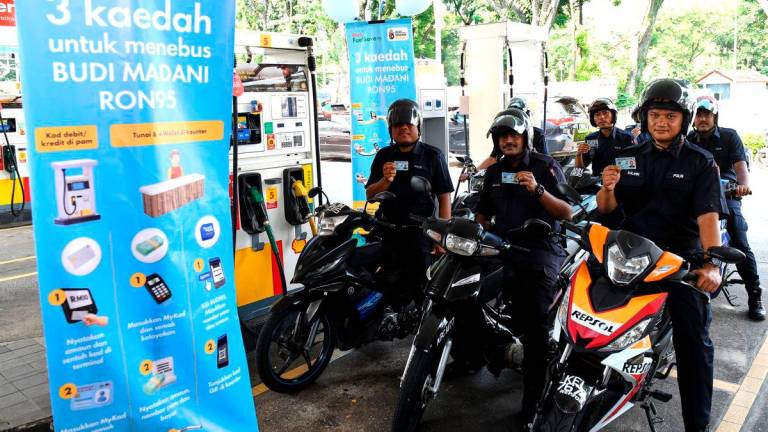 Gambar Hiasan Sahaja: Anggota polis menunjukkan MyKad semasa menikmati subsidi petrol RON95 di stesen minyak Shell Jalan Masjid Negeri pada harga RM1.99 berbanding harga pasaran semasa RM2.05 seliter, menerusi inisiatif BUDI MADANI RON95 (BUDI95) yang bermula hari ini- BERNAMA