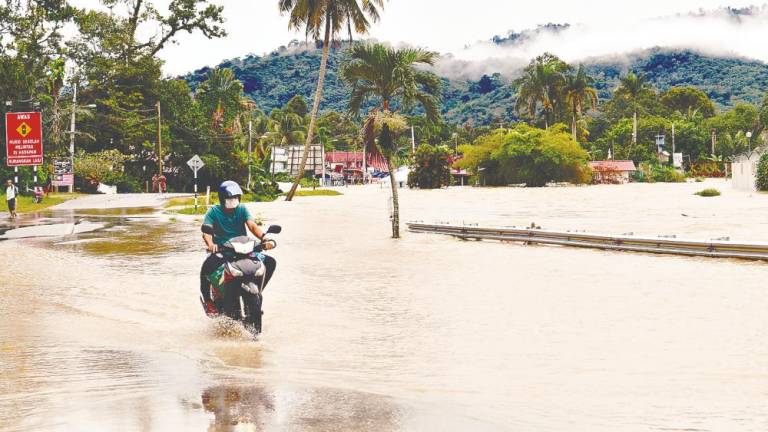 Mohd Hashim said no state will experience dry weather during the monsoon transition phase and MetMalaysia will issue warnings if the situation warrants it. – Bernamapic