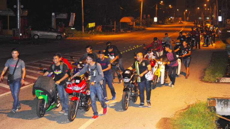 Cops force 1,000 motorcyclists to push their vehicles to police station