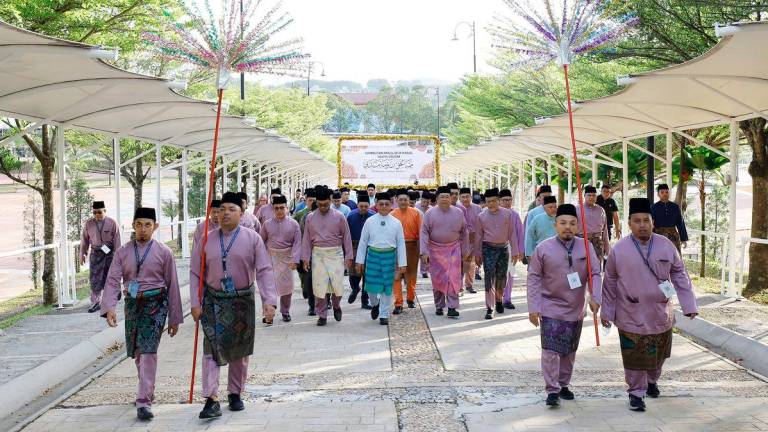 Menteri di Jabatan Perdana Menteri (Hal Ehwal Agama) Datuk Dr Mohd Na'im Mokhtar mengetuai perarakan sempena Sambutan Maulidur Rasul Peringkat Kebangsaan Tahun 1447H/2025M di Taman Ekspo Pertanian Malaysia Serdang (MAEPS) hari ini. - BERNAMA