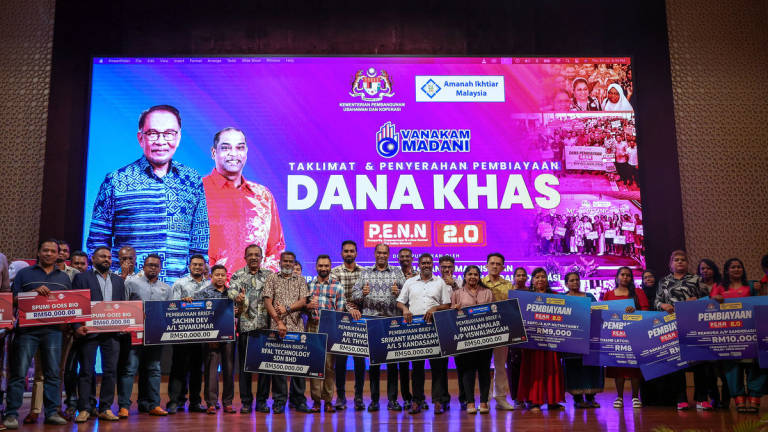 BUTTERWORTH, 24 July -- Deputy Minister of Entrepreneur Development and Cooperatives, Datuk Seri R. Ramanan (centre), with the recipients of the special fund at the PENN 2.0 Special Fund Briefing and Financing Presentation Ceremony last night. – BERNAMA