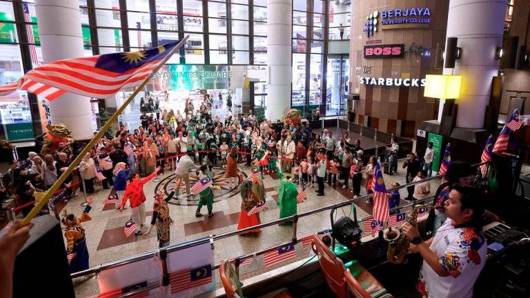 The p-Off (HOHO) was taken on a tour around Kuala Lumpur during the Pentarama Merdeka\@HOHO programme in conjunction with National Day and Malaysia Day (HKHM) at Berjaya Times Square yesterday. – BERNAMA