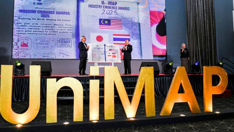 Pengerusi Lembaga Pengarah Universiti (LPU) UniMAP Tan Sri Sufri Mhd Zin (kiri) dan Naib Canselor UniMAP Datuk Prof Ts Dr Zaliman Sauli melancarkan program latihan industri antarabangsa iaitu UniMAP@3i singkatan kepada International Industry Internship pada majlis UniMAP Industry Eminence Awards 2025 di sini, malam tadi. fotoBERNAMA