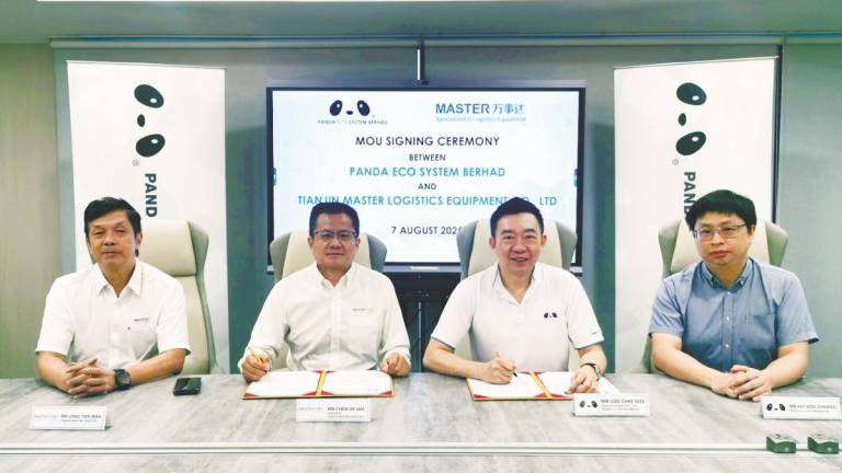 Loo (third, left) and Tianjin Master Logistics Equipment president Chen De Hai (second, left) at the MoU signing ceremony.