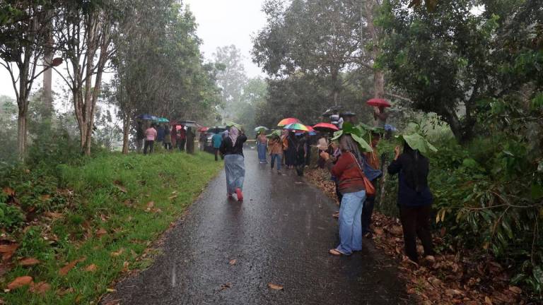 Orang ramai termasuk media massa dan sanak saudara Zara Qairina berkumpul di kawasan Tanah Perkuburan Islam Tanjung Ubi Kampung Masapol Sipitang tempat Zara Qairina Mahathir, 13, dikebumikan -BERNAMA
