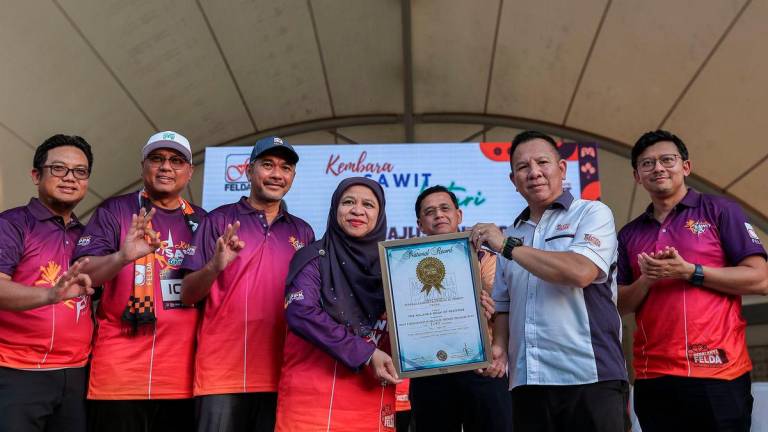 Pengarah Besar FELDA Datuk Dr Suzana Idayu Wati Osman (empat, kiri) menerima sijil Malaysia Book Of Records (MBOR) “Most Participants In Oil Palm-Theme Treasure Hunt” dari Pengerusi MBR Datuk Seri Dr Michael Tio (dua, kanan) pada Majlis Penutup Kembara Sawit Lestari di Pusat Pameran dan Konvensyen MATRADE. - FotoBernama
