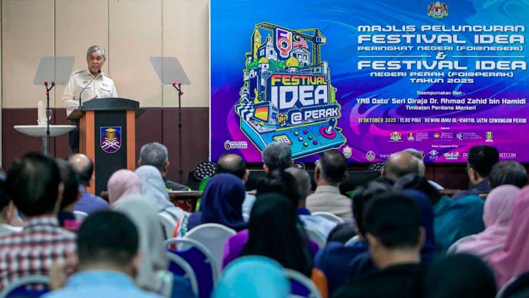 Timbalan Perdana Menteri Datuk Seri Dr Ahmad Zahid Hamidi (empat,kiri) berucap pada Majlis Peluncuran Festival Idea Peringkat Negeri (FOI @ NEGERI) dan Festival Idea Negeri Perak (FOI@PERAK) TAHUN 2025 di Universiti Teknologi Mara (UiTM) Cawangan Perak Kampus Seri Iskandar di sini hari ini. - BERNAMA