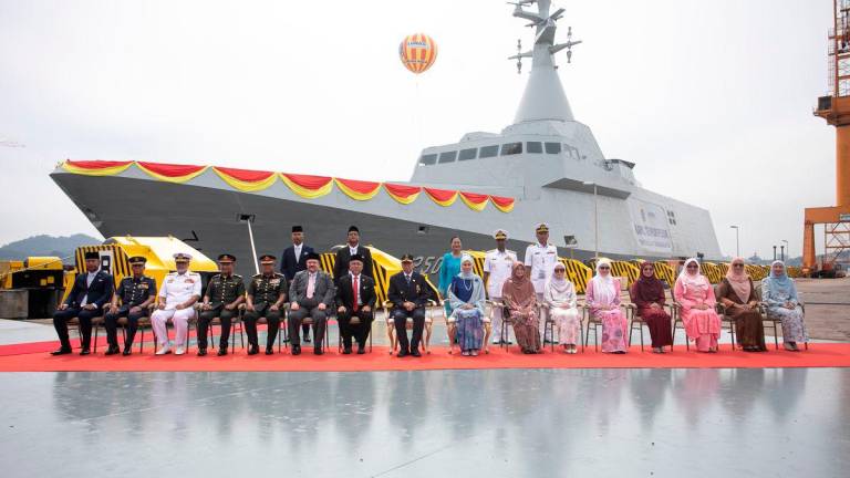 Sultan Selangor, Sultan Sharafuddin Idris Shah (lapan, kiri) dan Tengku Permaisuri Selangor, Tengku Permaisuri Norashikin (sembilan, kiri) berkenan bergambar pada Upacara Penamaan dan Pelancaran Kapal Tempur Pesisir 2 Tentera Laut Diraja Malaysia (TLDM) di Limbungan Lumut Naval Shipyard (LUNAS), Pangkalan TLDM Lumut hari ini - BERNAMA