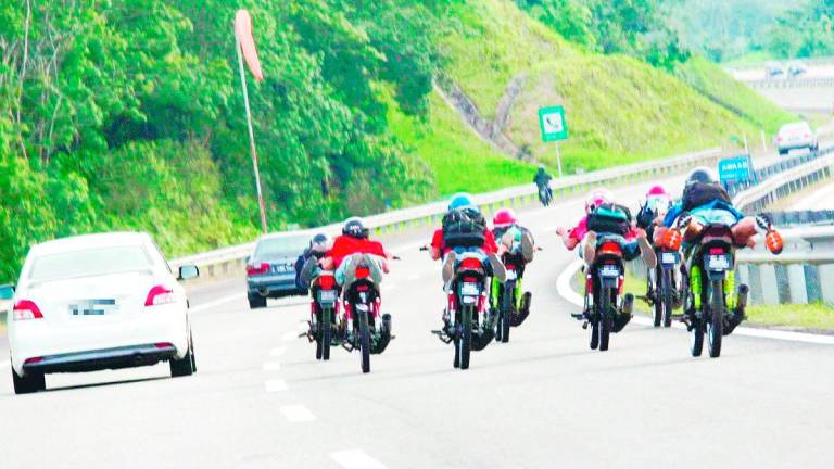 Despite ongoing crackdowns, illegal street racing stil persists. – SUNPIX