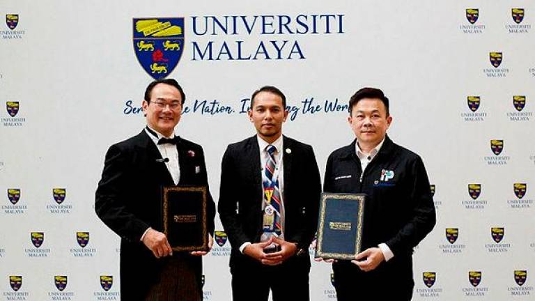 Osteocare founder Datuk Dr Erik Leong Yann Khuan (left) with the Head of Executive Diploma International Cluster, UMCCE Mohamad Amir Fitri Latif (centre) and Itrademark Director Datuk Dr Francis Choong–Bernamapix