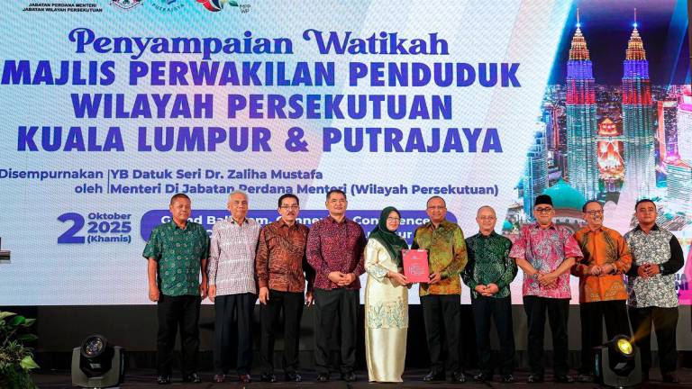 Menteri di Jabatan Perdana Menteri (Wilayah Persekutuan) Datuk Seri Dr Zaliha Mustafa menyampaikan watikah kepada wakil dari 11 parlimen di Wilayah Persekutuan Kuala Lumpur dan 1 parlimen di Wilayah Persekutuan Putrajaya di Nexus Bangsar South City hari ini. - BERNAMA
