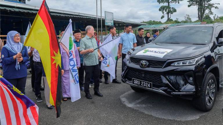 Timbalan Perdana Menteri Datuk Seri Fadillah Yusof melepaskan peserta konvoi sempena Program Jejak Inovasi Sosial Zon Sarawak anjuran Yayasan Inovasi Malaysia (YIM) di Kampung Gita Baru dekat sini, hari ini. Turut hadir Ketua Pegawai Eksekutif YIM Dr Sharmila Mohamed Salleh (kiri) - fotoBERNAMA
