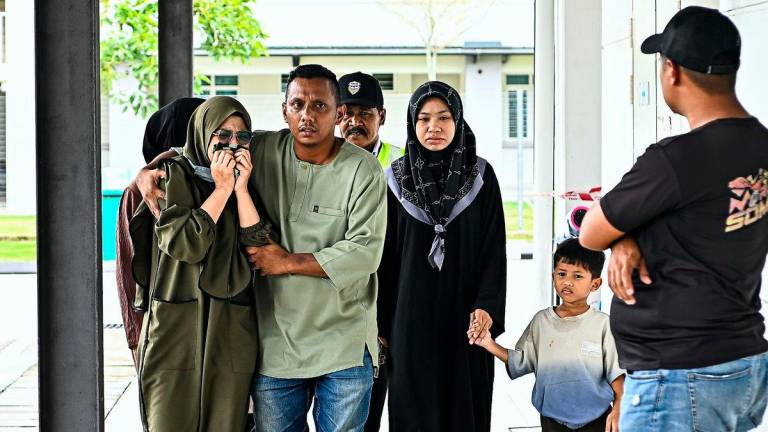 Ibu bapa kepada murid Tahun Empat yang meninggal dunia selepas ditemui tidak sedarkan diri di sekolah di Senawang hadir di pekarangan Unit Perubatan Forensik, Hospital Rembau, hari ini. Kehadiran mereka adalah bagi mendapatkan laporan keputusan bedah siasat terhadap murid lelaki berusia 10 tahun itu yang dijalankan tengah hari tadi-fotoBERNAMA