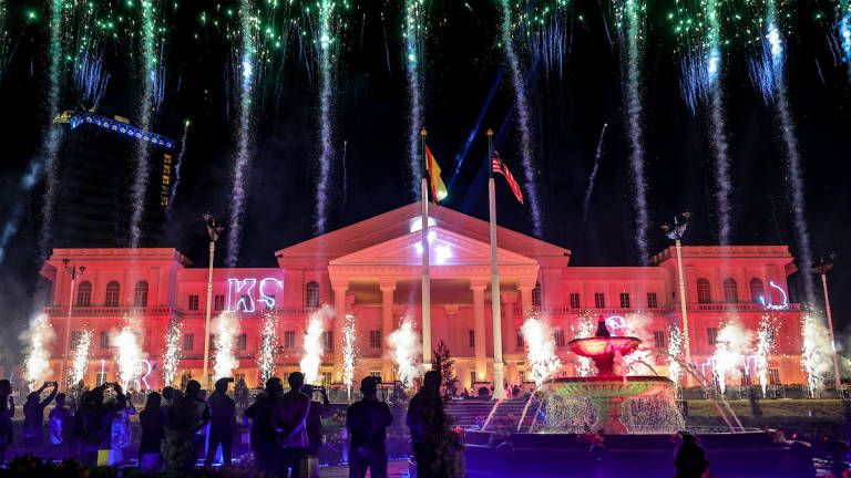 Fireworks light up the night during the official opening of the New Sarawak Premier’s Office Complex, officiated by the Yang di-Pertua Negeri of Sarawak, Tun Dr Wan Junaidi Tuanku Jaafar, this evening. – BERNAMA
