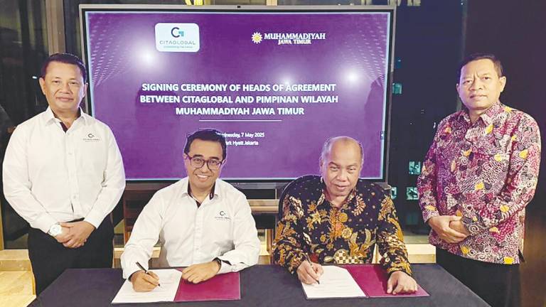 (From left) Mohamad Norza, PT Citaglobal Internasional Capital president commissioner Aimi Aizal Nasharuddin, Sukadiono and Pimpinan Wilayah Muhammadiyah Jawa Timur secretary Prof. Dr Biyanto.