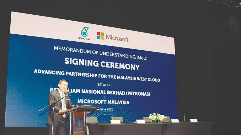 Mohd Yusri delivering his opening remarks at the MoU signing ceremony.