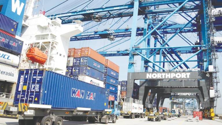 Block K raises Northport’s total container yard capacity to 6,150,250 TEUs annually, supported by eco- friendly E-RTG cranes. – BERNAMAPIX