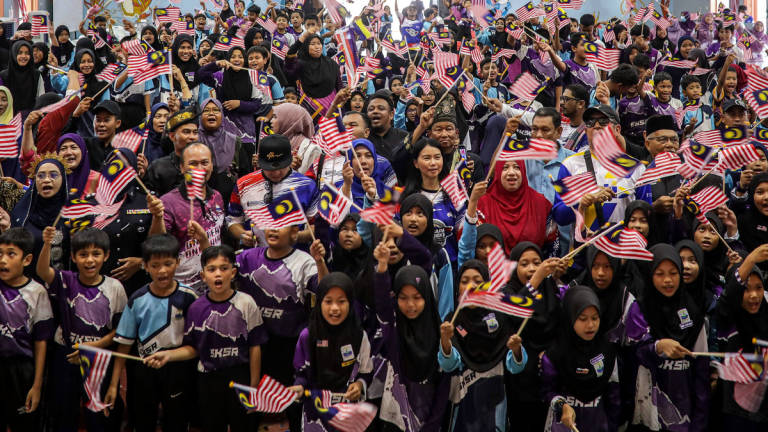 Member of the Perlis State Legislative Assembly for Indera Kayangan, Gan Ay Ling (centre), together with students, waved the Jalur Gemilang during the Launch Ceremony of the National Month and Fly the Jalur Gemilang 2025 at the state level, held at Sekolah Kebangsaan Seberang Ramai, Kuala Perlis, today. - BERNAMA