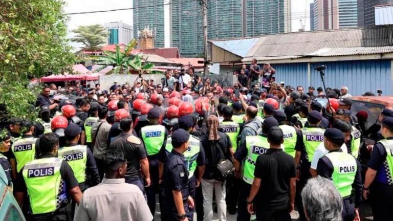 Suasana semasa operasi pengosongan rumah di Kampung Sungai Baru susulan arahan mahkamah. - BERNAMA