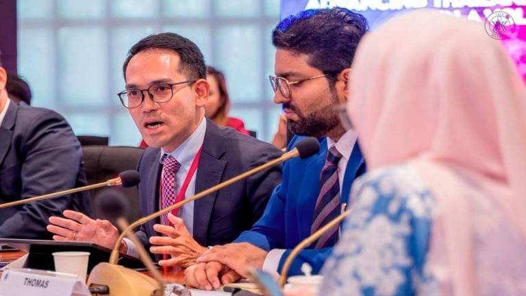 Pengarah ISIS Thailand Dr Pongphisoot Busbarat (kiri). - Kredit: ISIS Malaysia