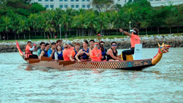 An instructor giving visitors to the PIPC open day an introduction to dragon boat racing. – THESUNPIX