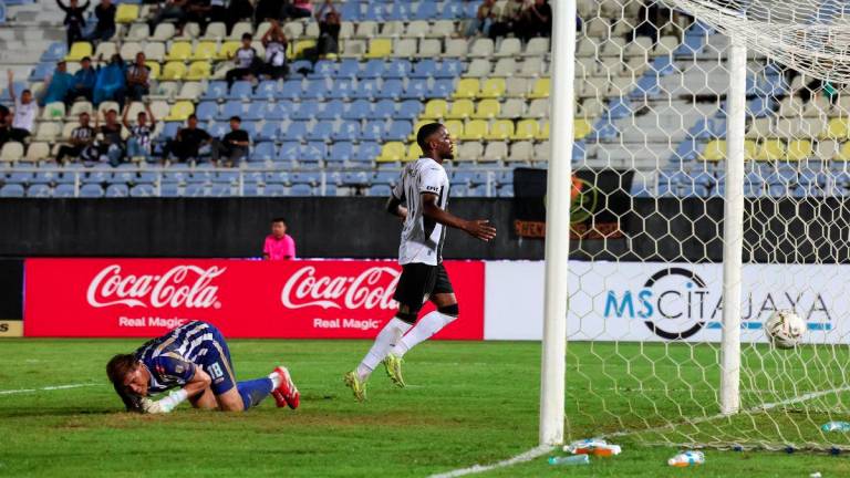 Pemain Terengganu FC (TFC) Yann Mabella meledak 'hatrik' ketika menentang Kelantan The Real Warriors FC (TRW) pada saingan Liga Super 2025/2026 di Stadium Sultan Mizan Zainal Abidin, Gong Badak - fotoBERNAMA