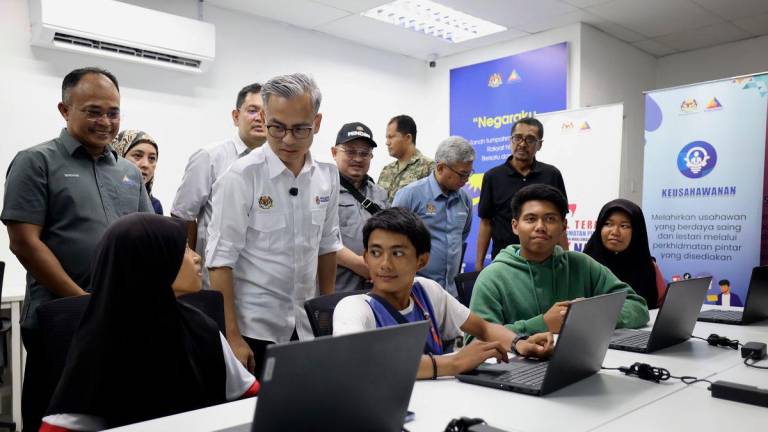 Menteri Komunikasi Datuk Fahmi Fadzil ketika melawat Pusat Sebaran Maklumat Nasional (NADI) di Pulau Banggi Kudat hari ini - fotoBERNAMA