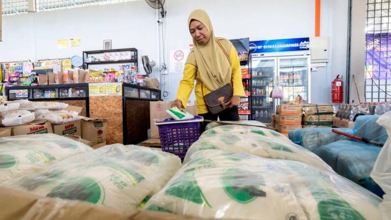 Gambar Hiasan sahaja: Seorang pengusaha kedai makan membeli gula yang dijual di kedai runcit di Tanjung Chat. Gambar file-BERNAMA