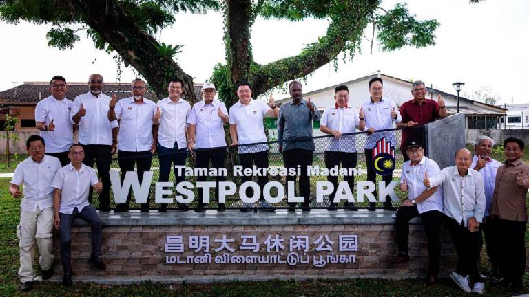 Menteri Perumahan dan Kerajaan Tempatan Nga Kor Ming (tengah) bergambar ketika melakukan tinjauan di sekitar taman permainan pada perasmian Taman Rekreasi MADANI Westpool Park di Kepayang hari ini. - BERNAMA