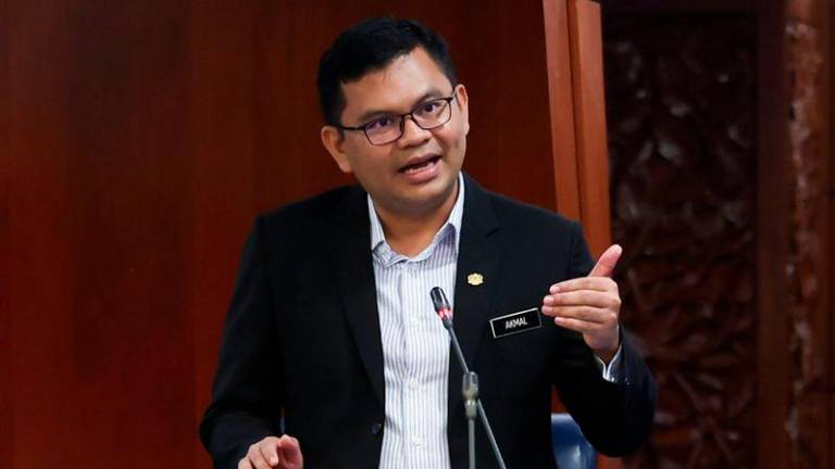 Timbalan Menteri Peralihan Tenaga dan Transformasi Air Akmal Nasrullah Mohd Nasir ketika sesi soal jawab lisan pada sesi jawab lisan ketika Mesyuarat Pertama Penggal Keempat Parlimen ke-15 di Dewan Rakyat hari ini. - fotoBERNAMA