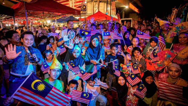 Setiausaha Bahagian Kanan (Pengurusan) Kementerian Komunikasi Mazlan Abd Mutalib (belakang dua, kiri) bergambar ketika mengikuti Program Persembahan Nyanyian, Tarian dan Drama (PENTARAMA) Merdeka @ Hop-On Hop Off (HOHO) Negeri Perak semalam. - BERNAMA