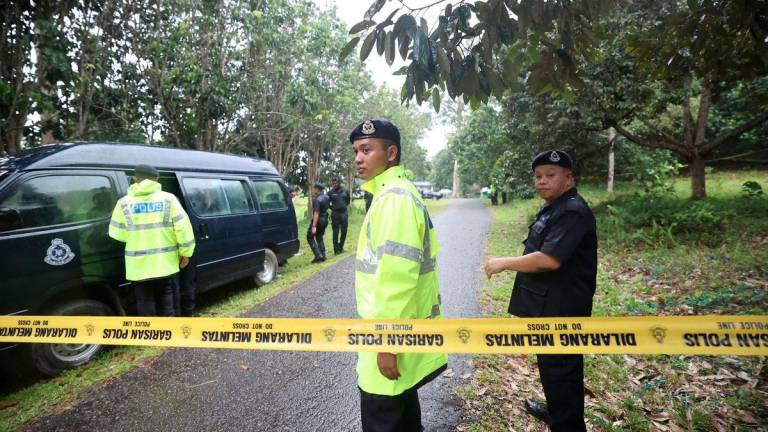 Anggota polis mengawal kawasan Tanah Perkuburan Islam Tanjung Ubi Kampung Masapol Sipitang tempat Zara Qairina Mahathir, 13, dikebumikan -BERNAMA