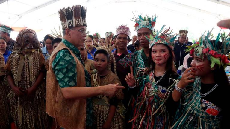 Menteri Besar Pahang Datuk Seri Wan Rosdy Wan Ismail menyantuni sebahagian masyarakat Orang Asli yang hadir pada Majlis Sambutan Hari Orang Asli Sedunia Peringkat Negeri Pahang di Rancangan Pengumpulan Semula (RPS) Bukit Serok dekat sini hari ini- BERNAMA