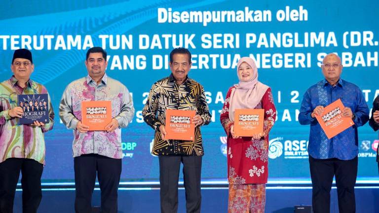 Yang Dipertua Negeri Sabah Tun Musa Aman (tengah) bersama Menteri Pendidikan Fadhlina Sidek (dua, kanan) hadir pada majlis perasmian Majlis Sambutan Ulang Tahun Ke-69 Dewan Bahasa dan Pustaka di Sabah Convention Center (SICC) hari ini. - fotoBERNAMA
