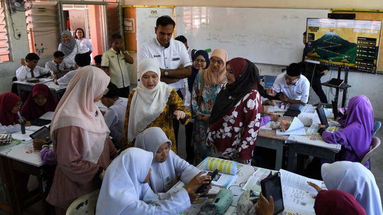 Education Minister Fadhlina Sidek visited the Anak Kita Program at Sekolah Menengah Kebangsaan Taman Widuri today. - BERNAMA