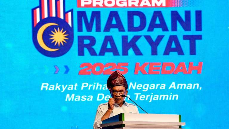 Perdana Menteri Datuk Seri Anwar Ibrahim berucap pada Majlis Perasmian Penutupan Program MADANI Rakyat (PMR) 2025 Kedah di Kompleks Sukan Majlis Daerah Baling hari ini -fotoBERNAMA