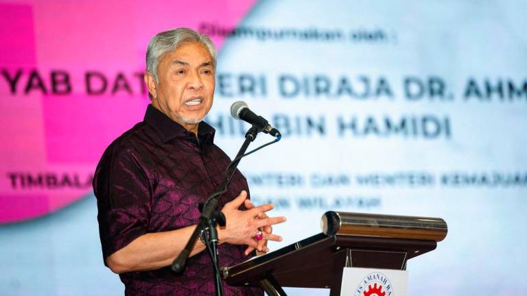 Timbalan Perdana Menteri yang juga Menteri Kemajuan Desa dan Wilayah, Datuk Seri Dr Ahmad Zahid Hamidi berucap pada Seminar Kenegaraan Malaysia MADANI - Pemerkasaan Wanita di Politeknik Bagan Datuk hari ini-fotoBERNAMA