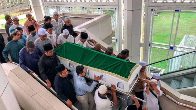 Family members and the public carried the body of the late Selangor State Executive Councillor, Datuk Raja Ideris Raja Ahmad, after the funeral prayers were performed at Sultan Salahuddin Abdul Aziz Shah Mosque, before he was buried at the Shah Alam Royal Mausoleum today. - Photo by BERNAMA