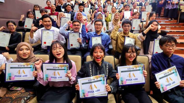 Students celebrate the results of the Malaysian Higher School Certificate (STPM) 2023 at the Sarawak State level, today - BERNAMApix