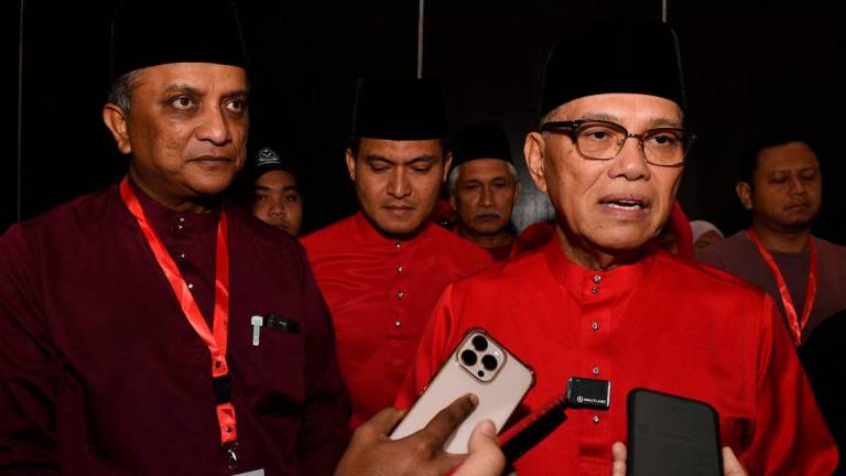 Naib Presiden UMNO Datuk Seri Wan Rosdy Wan Ismail (kanan) dan Ketua UMNO Bahagian Kepala Batas, Datuk Seri Reezal Merican Naina Merican pada majlis perasmian Mesyuarat Perwakilan UMNO Bahagian Kepala Batas hari ini - BERNAMA