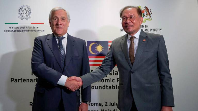 Perdana Menteri Datuk Seri Anwar Ibrahim bersalam dengan Timbalan Perdana Menteri Italy Antonia Tajani yang juga Menteri Luar ketika menerima kunjungan hormat di sini, hari ini - BERNAMA