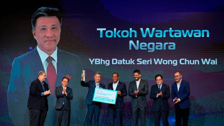 Menteri Pendidikan Tinggi Datuk Seri Dr Zambry Abdul Kadir (empat, kanan) menyampaikan anugerah Tokoh Wartawan Negara kepada Pengerusi Pertubuhan Berita Nasional Malaysia (Bernama), Datuk Seri Wong Chun Wai pada Malam Wartawan Malaysia 2025 dan Hadiah Kewartawanan Malaysia (HKM) MPI-Petronas 2024 di sebuah hotel malam ini - BERNAMA