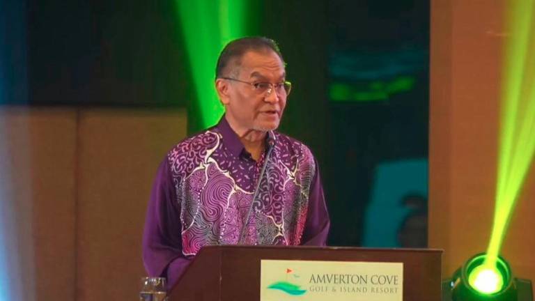 Health Minister Datuk Seri Dr Dzulkefly Ahmad gave a speech at the “Program Jalinan Madani: Pemerkasaan Perubatan Tradisional Orang Asli Semenanjung, Anak Negeri Sabah &amp; Sarawak” at Amverton Cove Golf &amp; Island Resort, Pulau Carey today. – Screengrab via Health Ministry’s Facebook Live