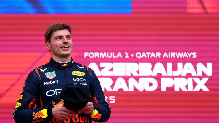 Max Verstappen dari Red Bull meraikan kejayaan di atas podium selepas memenangi Grand Prix Azerbaijan REUTERS/Lisi Niesner