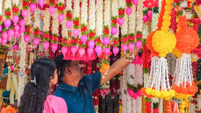 Penganut Hindu membeli-belah perhiasan sebagai persiapan menyambut perayaan Deepavali yang akan disambut pada 20 Oktober ini. - BERNAMA