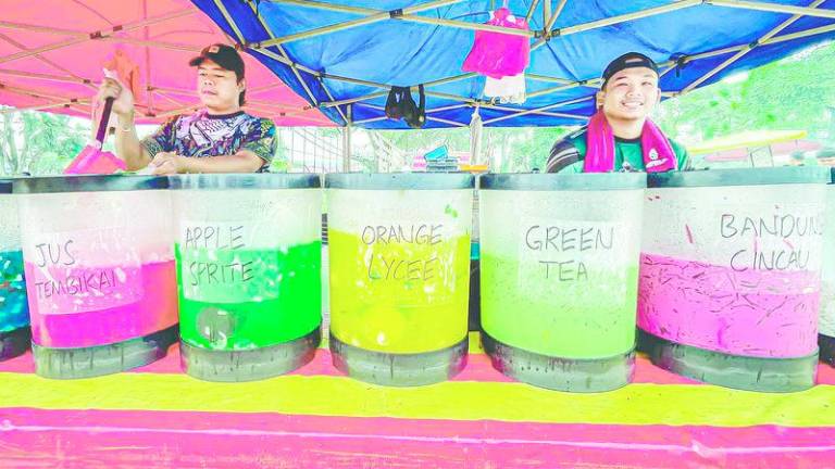 Health risks of colourful drinks at Ramadan markets